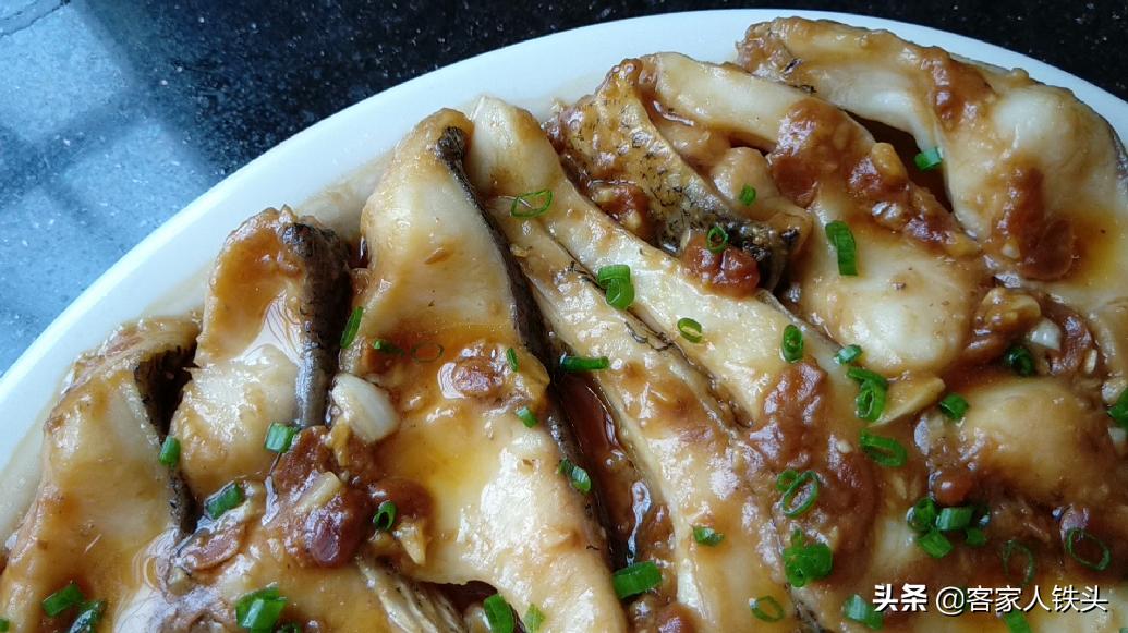 教你一个鱼肉百吃不厌的做法,鱼肉这样做香嫩入味无需放大料