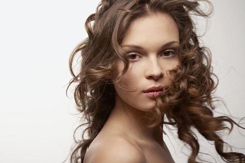 刘雯颧骨突出面相,刘雯是长方脸还是正方脸