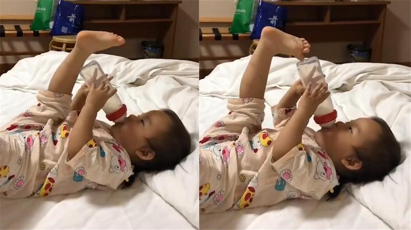 奶爸分享宝宝搞笑吃奶姿势,萌娃喝奶奇葩小动作