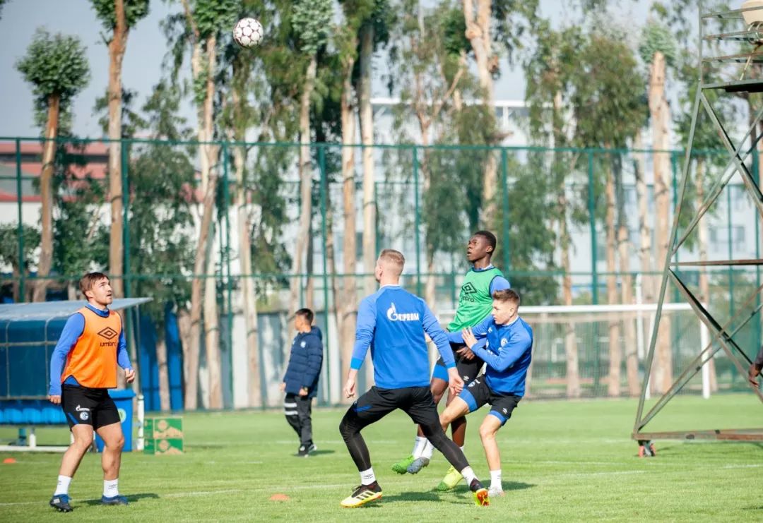 七彩云南国际足球邀请赛在昆明揭幕:红星和沙尔克04上演进球大战