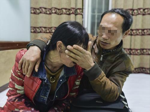 2岁女儿抠耳朵,两岁女儿在游乐园掏耳朵