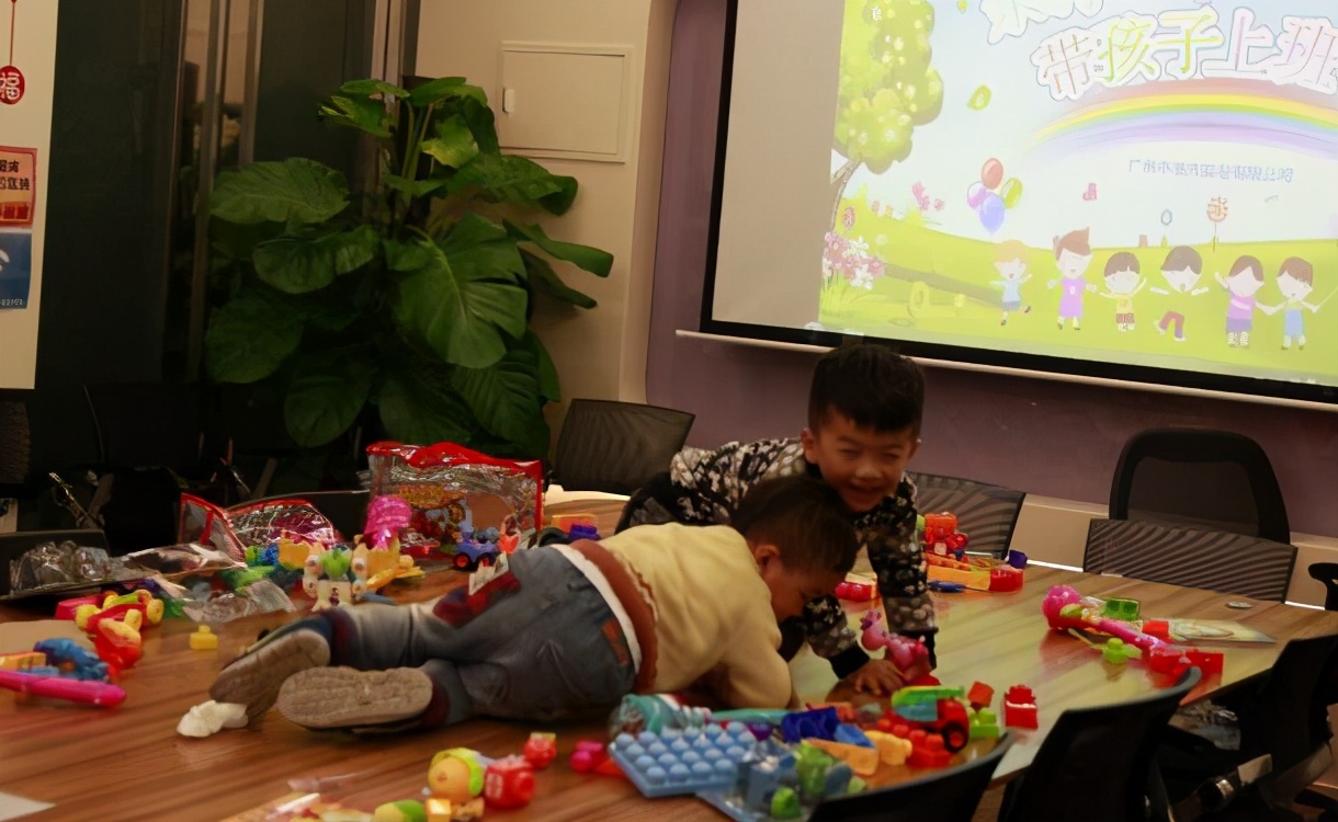 宝宝银手镯戴了两个月变成黑色,6个月婴儿戴银手镯越来越亮视频