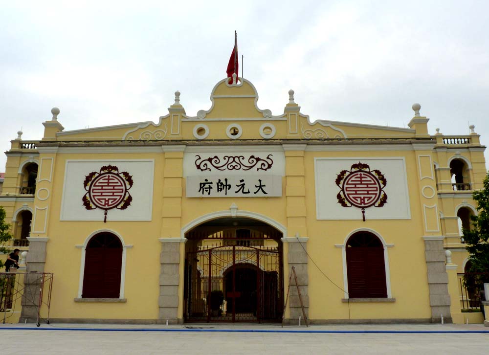 他原是土匪头子,成为新加坡大富翁,还被授予中将军衔