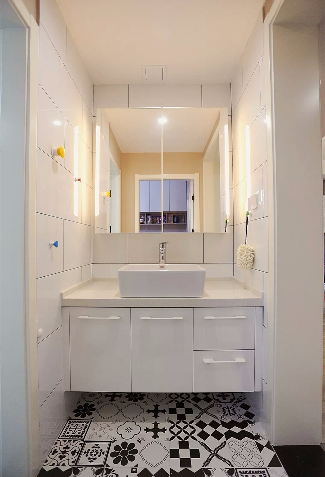 入户门对着客厅隔断墙怎么装修,入户门对着阳台隔断怎么做最便宜