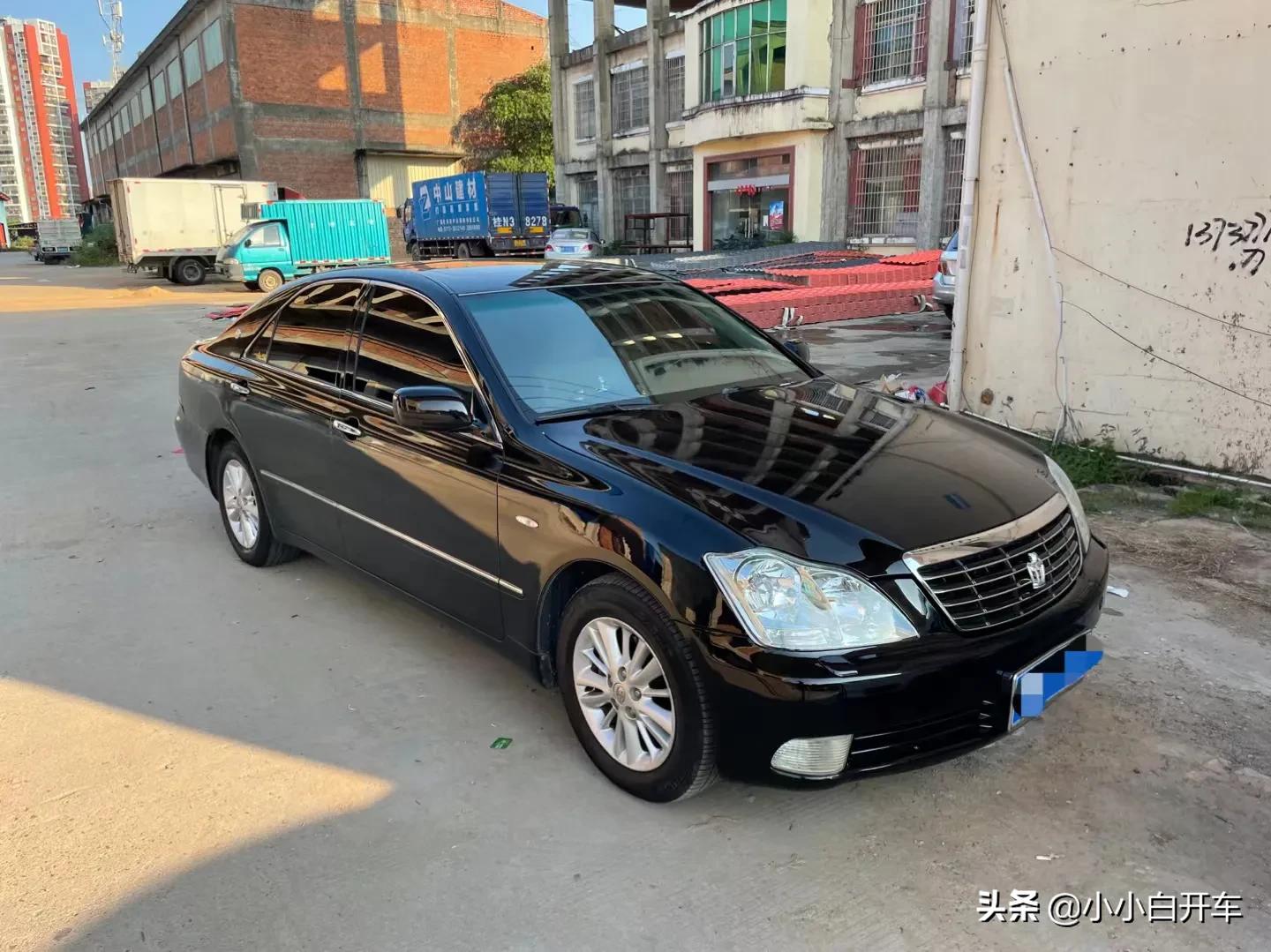 经典2014年皇冠情怀老车,05年皇冠3.0还值得入手吗