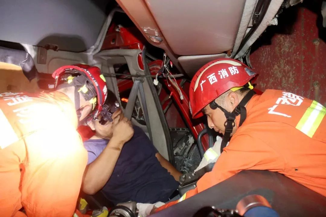 报告文学六：火焰蓝，盛开英雄之花——记贵港消防“全国青年岗位能手”王浩