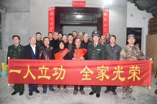 军人立功受奖地方补助,军人带着荣誉带着军功章回家