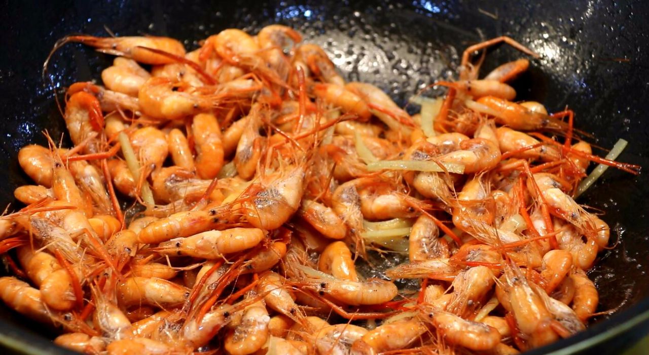 油炸小河虾又是一道美味的下酒菜,上海正宗油爆小河虾的酱汁怎么调