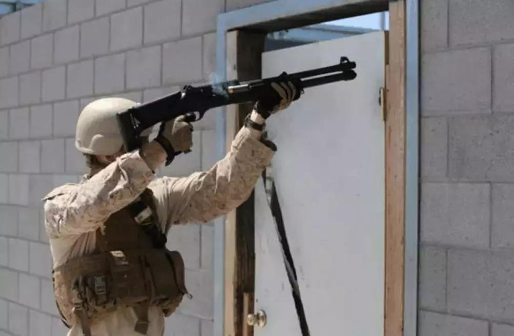 盘点电影中的花式开锁,电影中的一枪开锁在现实能做到么