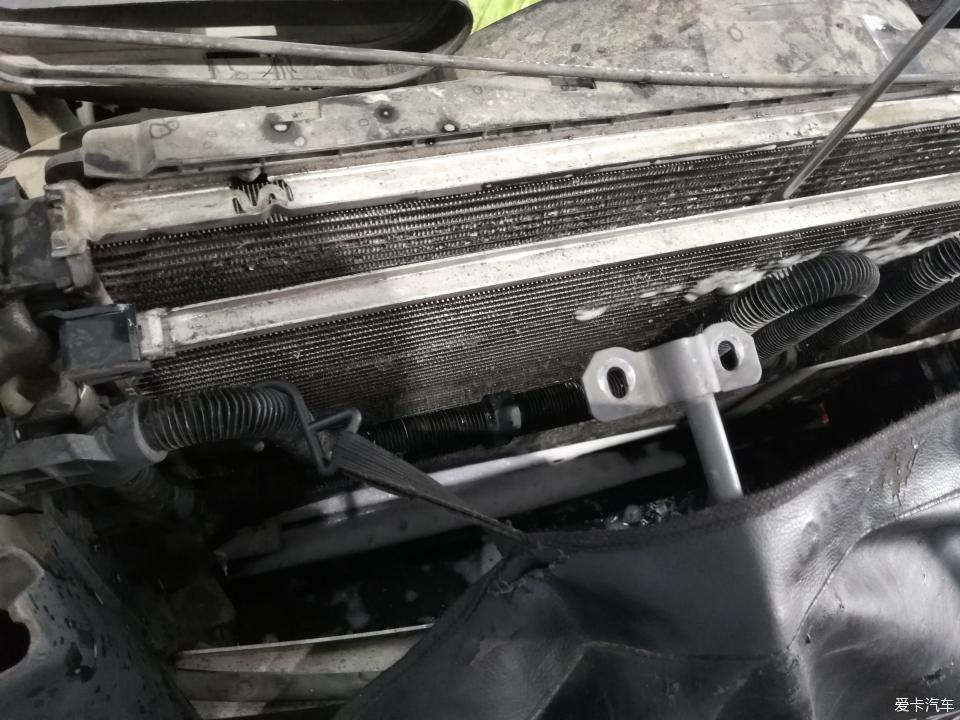 20年奔驰e300l发动机油底壳拆卸,奔驰老款e300机油格底座更换