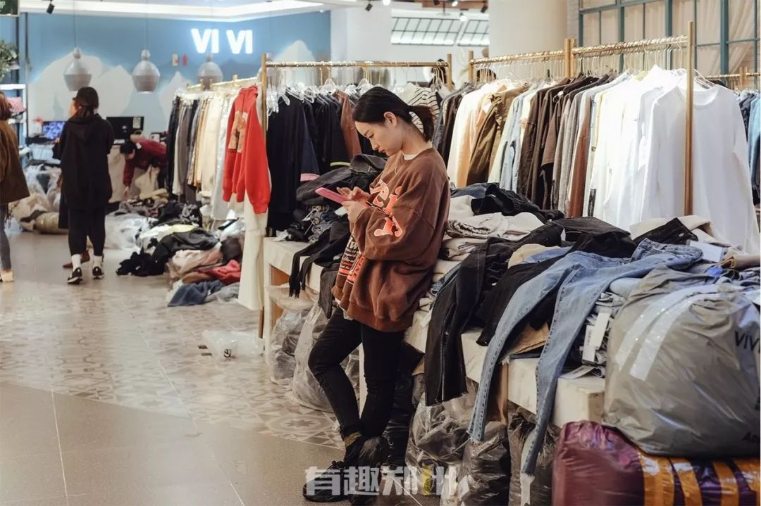 郑州银基商贸城，时尚和繁华背后，多的是你不知道的辛苦和忙碌