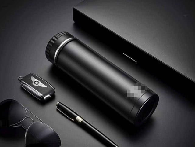 央视曝光19种保温杯温水变毒水,孩子用了有毒保温杯新闻