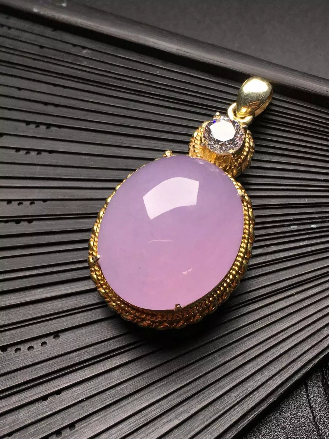 为啥翡翠的紫色被称为“春色”？这么香艳的名称其实源于一道菜