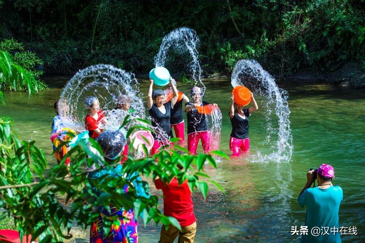 2020汉中水上表演,城固二里泼水