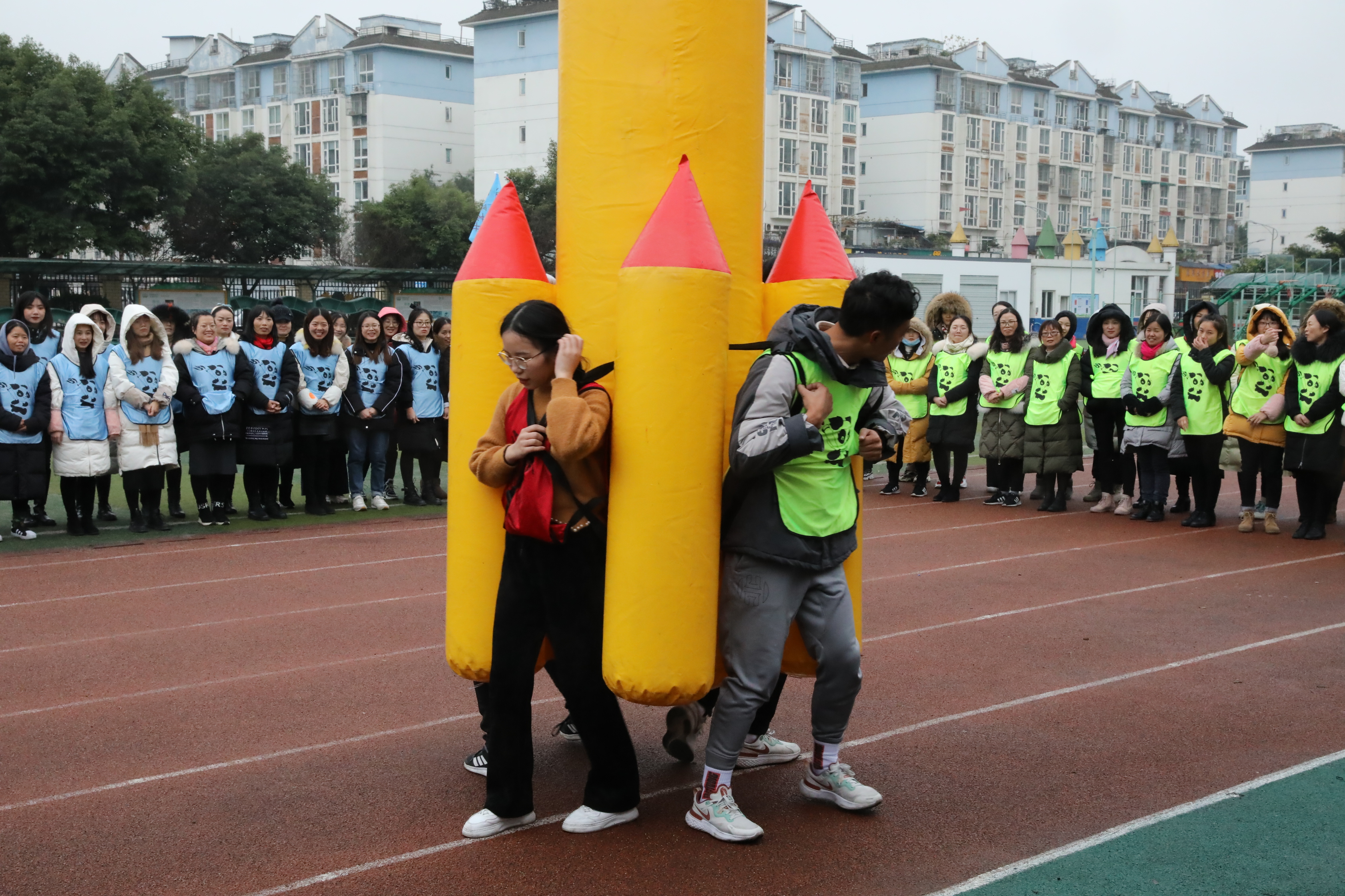 强队伍促质量塑荣光丨记双流区迎春小学开展校内拓展培训活动