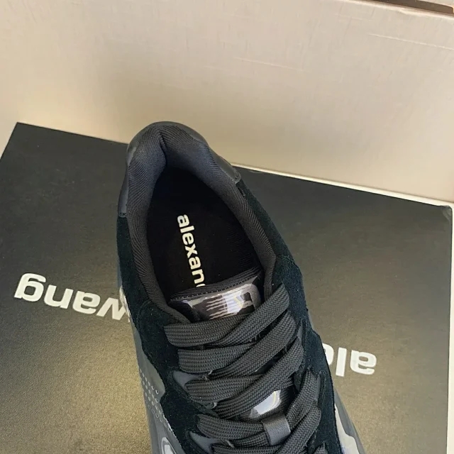 和阿迪耐克同档次的鞋,品牌的运动鞋为啥那么难看