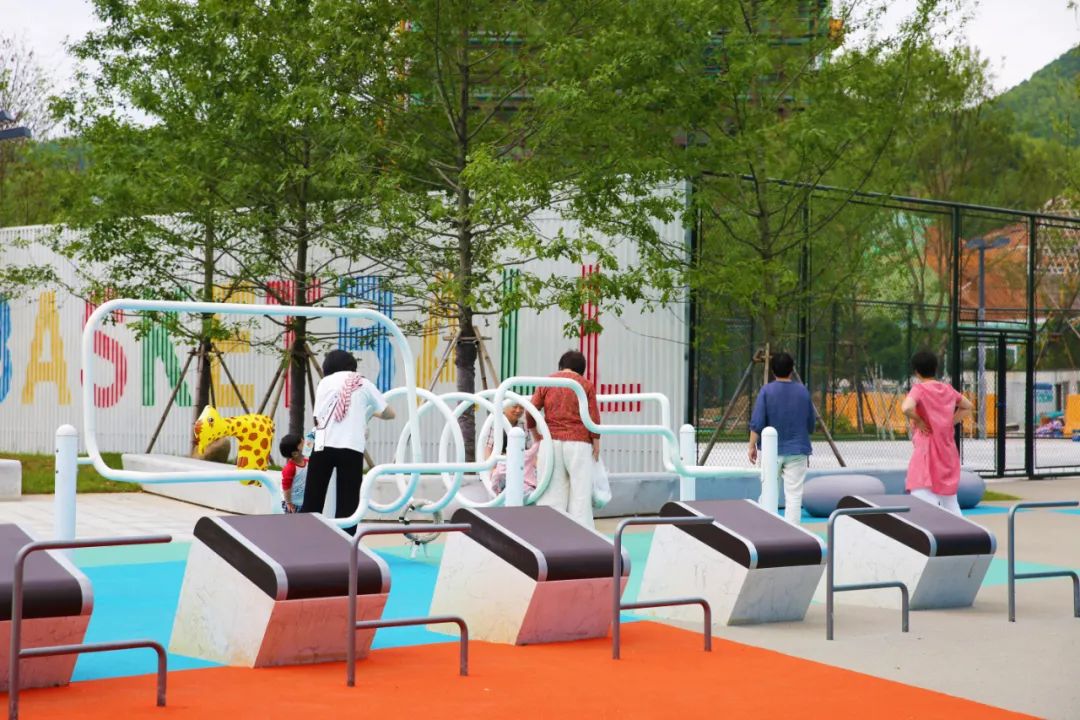 篮球场亲子运动健身,全民健身公园篮球场开放时间