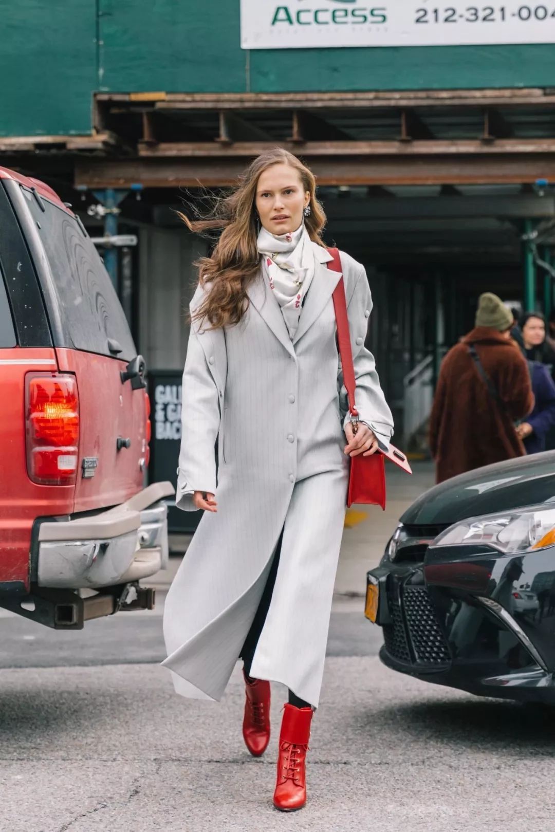 时尚轻奢感明星系列羊羔绒围巾,最潮的围巾的15种戴法超级实用