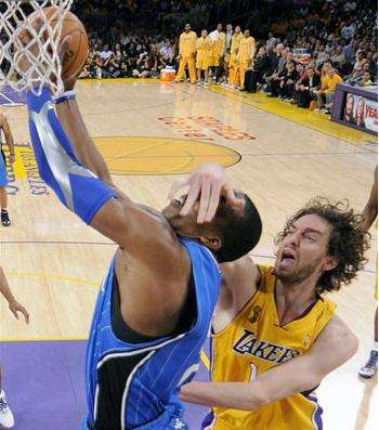 打篮球打脸犯规吗,打篮球翻腕犯规吗