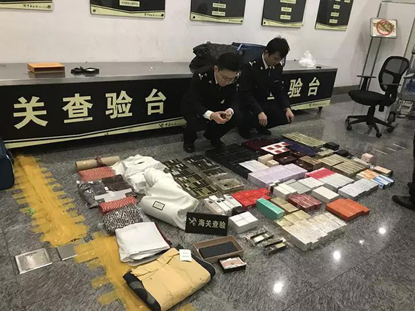 杭州海关行李箱查获巨款,杭州机场海关查获