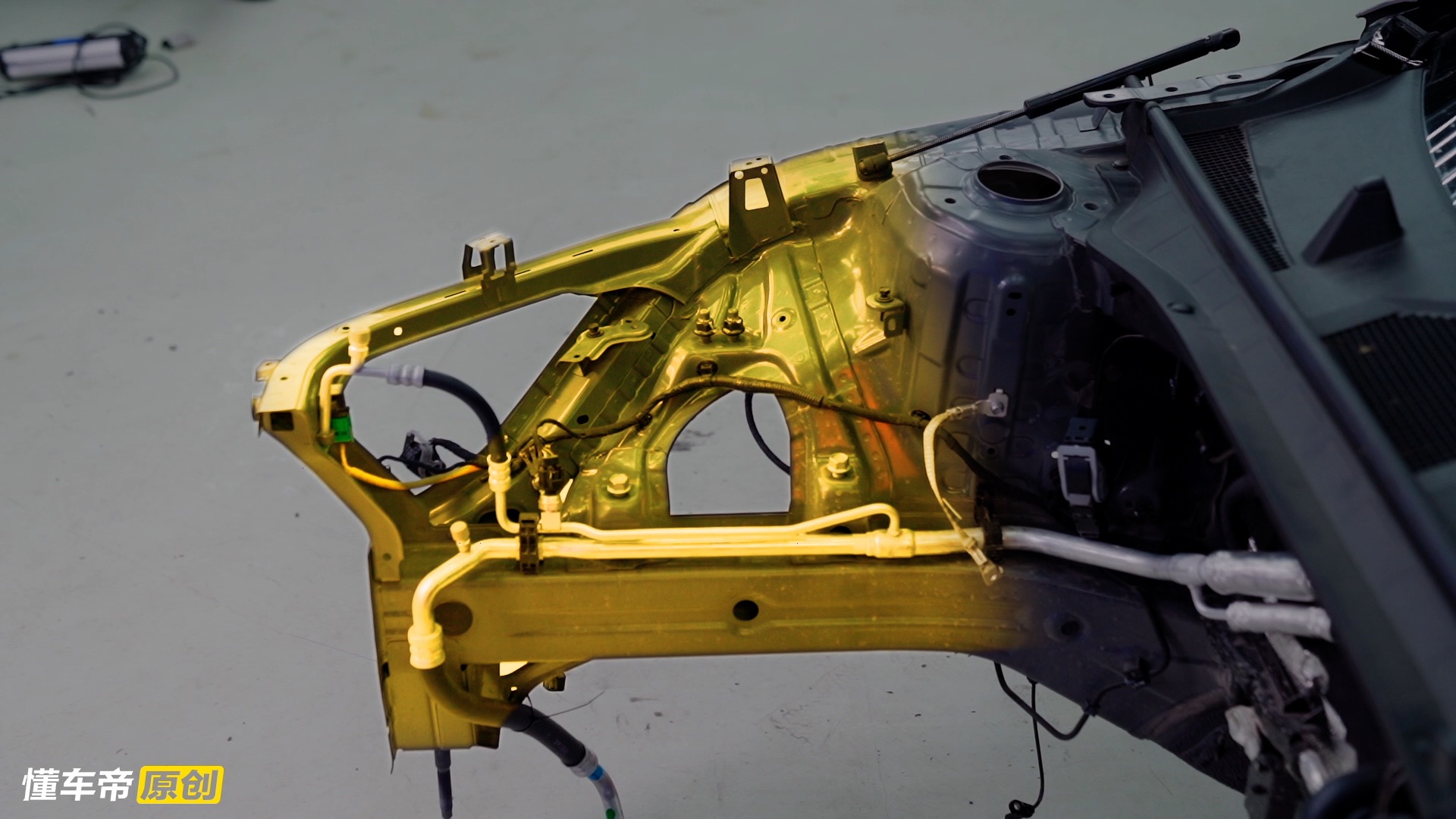 索纳塔第十代拆车,索纳塔10防撞梁和大众防撞梁