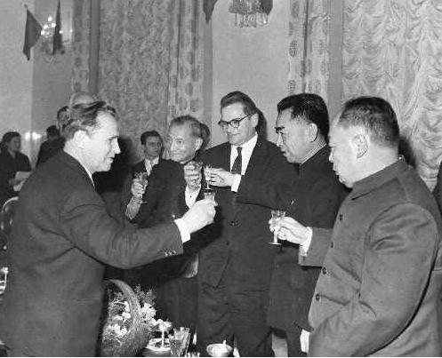 周总理在苏联喝醉酒，回国后检讨，毛主席：喝酒喝醉是常有的事
