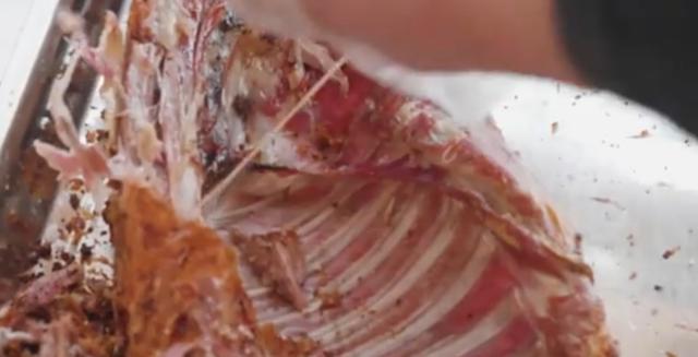 山东大叔独门烤全羊一天烤七八只,山东山沟烤全羊