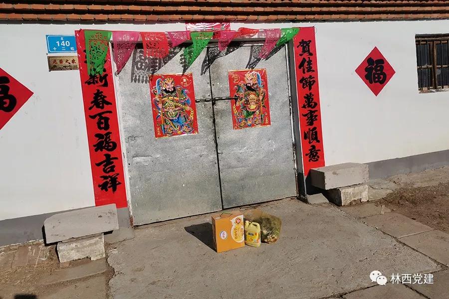 党员志愿者暖了居民心窝,林业局党员为贫困户送温暖