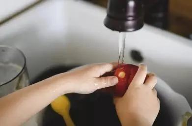 我用苏打粉洗桃子怎么变黑了,苏打粉洗桃子变黑还能吃吗