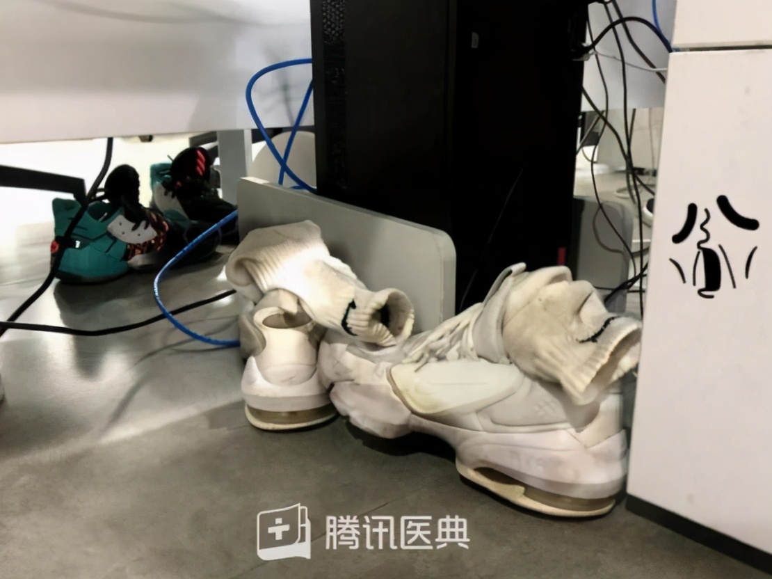 25岁男人脚臭,25岁帅哥脚臭怎么办