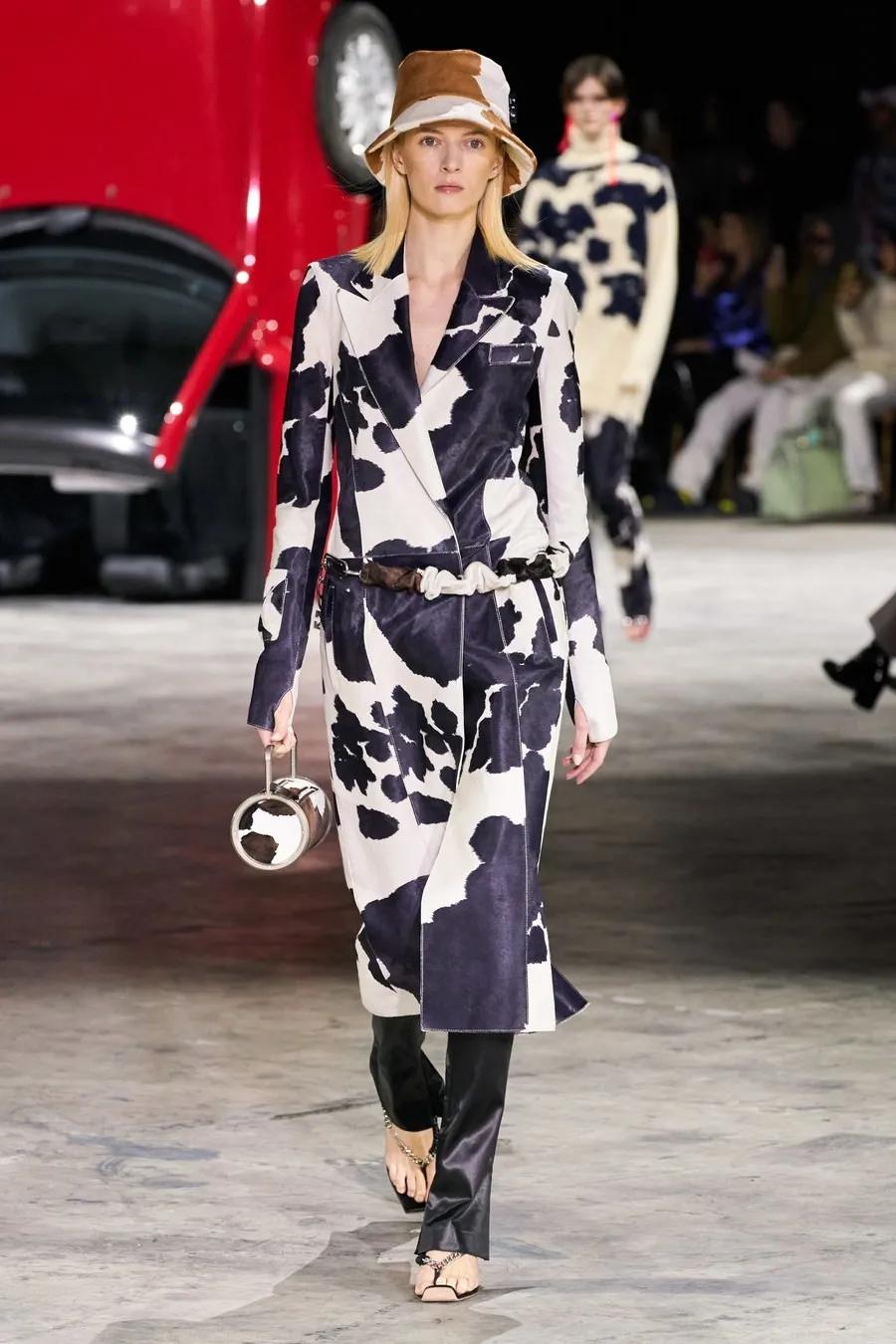 2022巴黎时装周秋冬大衣,2020秋冬巴黎时装周