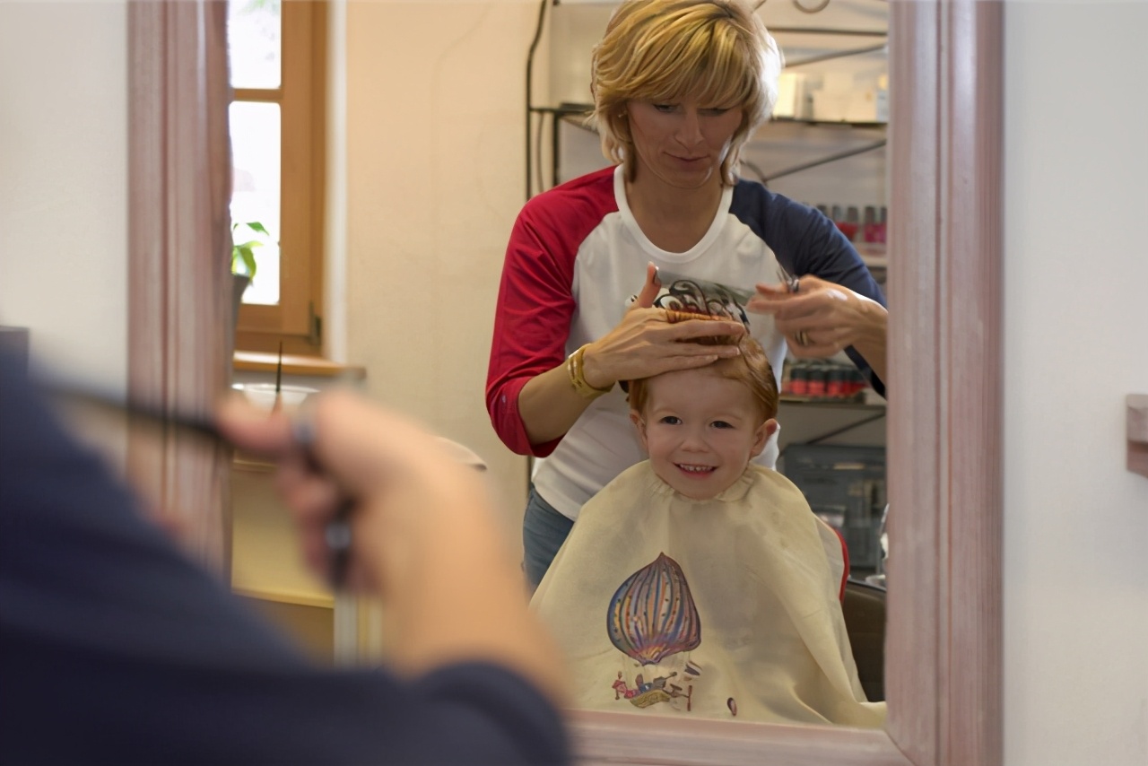 孩子非常抗拒理发怎么引导,怎么能让孩子不害怕理发