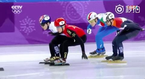 短道速滑1000米韩国两将摔出赛道,韩国短道速滑把队友推出赛道