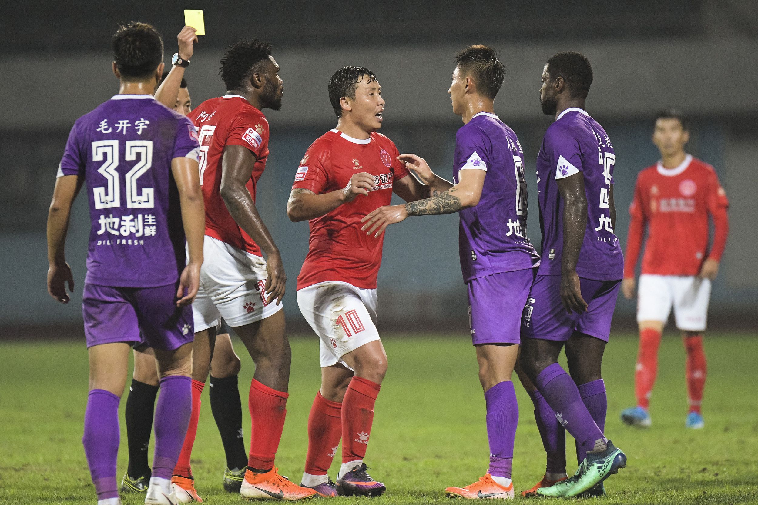 揭秘中国足坛疑似资本家族两队互换13名球员，黑龙江女首富现身