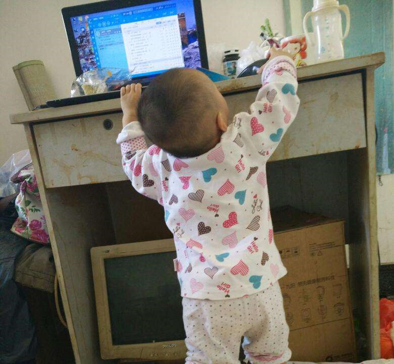 亲戚家熊孩子来我家砸游戏机,过年亲戚家来的熊孩子视频