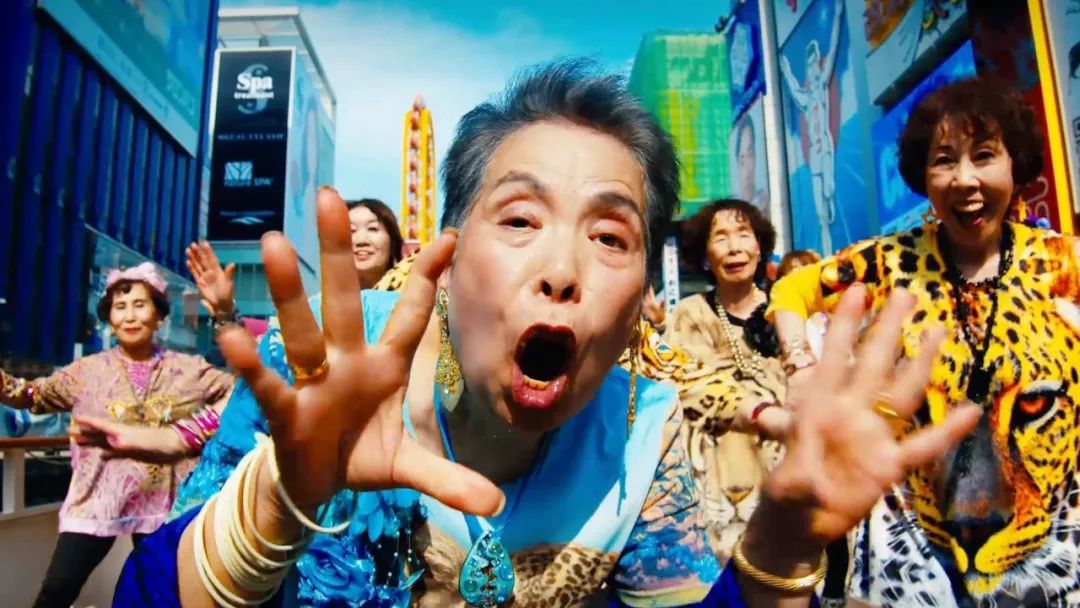 年均66岁的豹纹大妈团火了！唱rap，跳电音，连总理都点赞