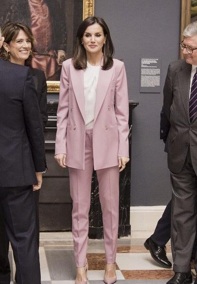 西班牙王后粉色西装,西班牙王后穿衬衫的图片