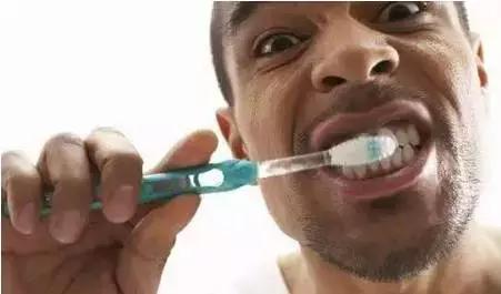 人到中年牙齿松动疼痛,人到中年连牙齿都开始危机了