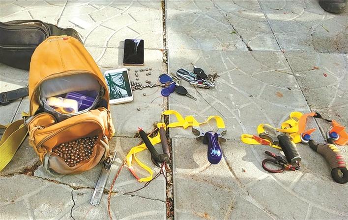 公交车两次遭遇不明“袭击”原来是3名“老小孩”射弹弓惹祸