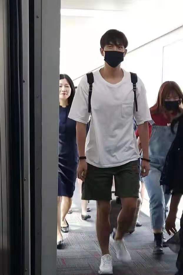 李现白色t配绿色短裤视频,李现的叠穿穿搭时尚又显得帅气