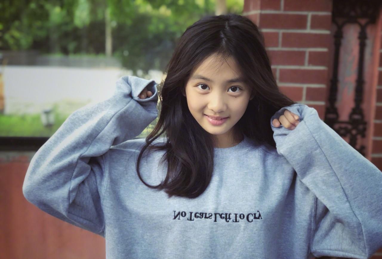 孩子饿醒后哭也不管用，独自跑去厨房，接下来的做法惹笑网友