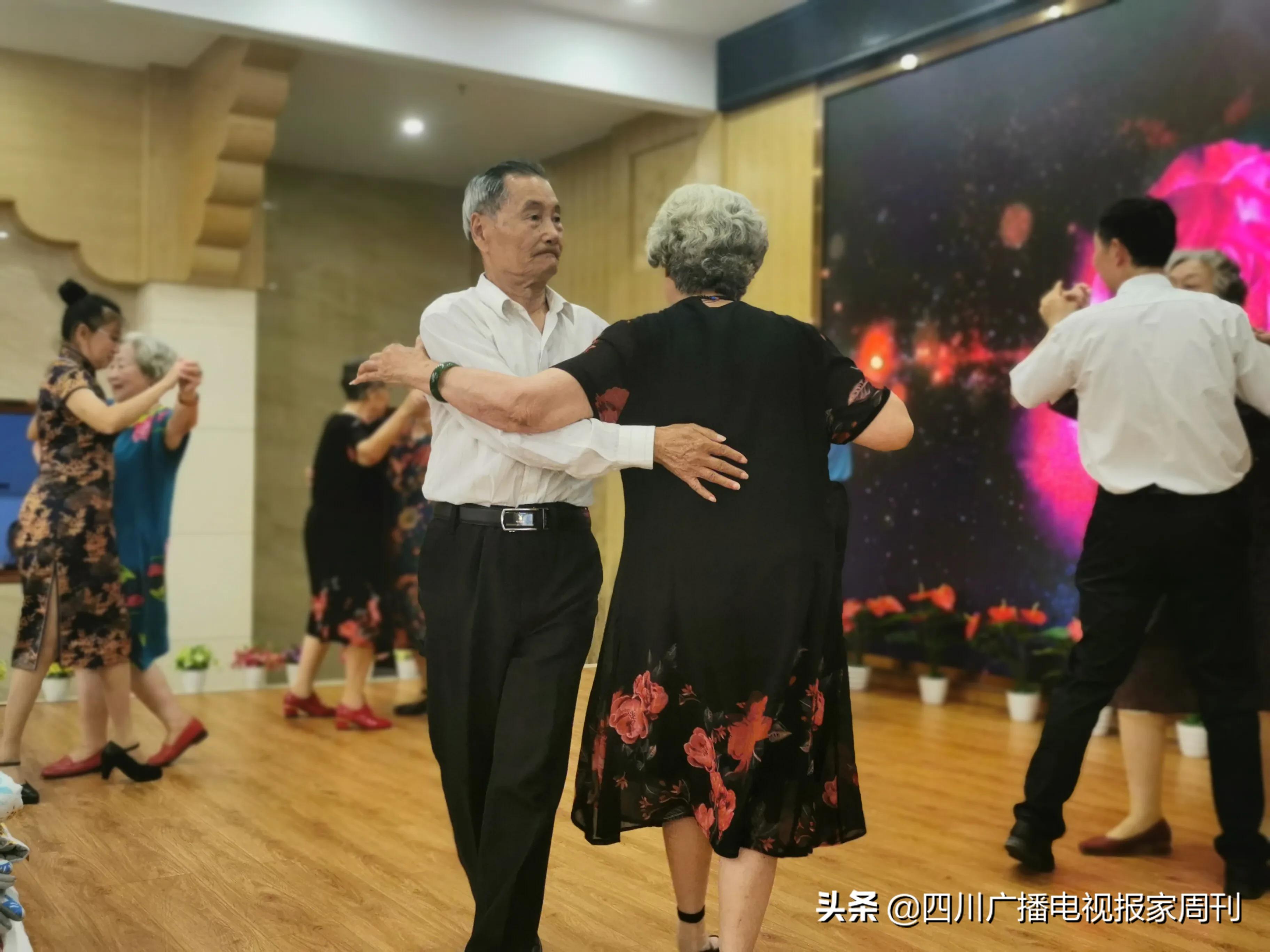 爱心企业为敬老院捐赠物品,爱心人士为街道捐献物资