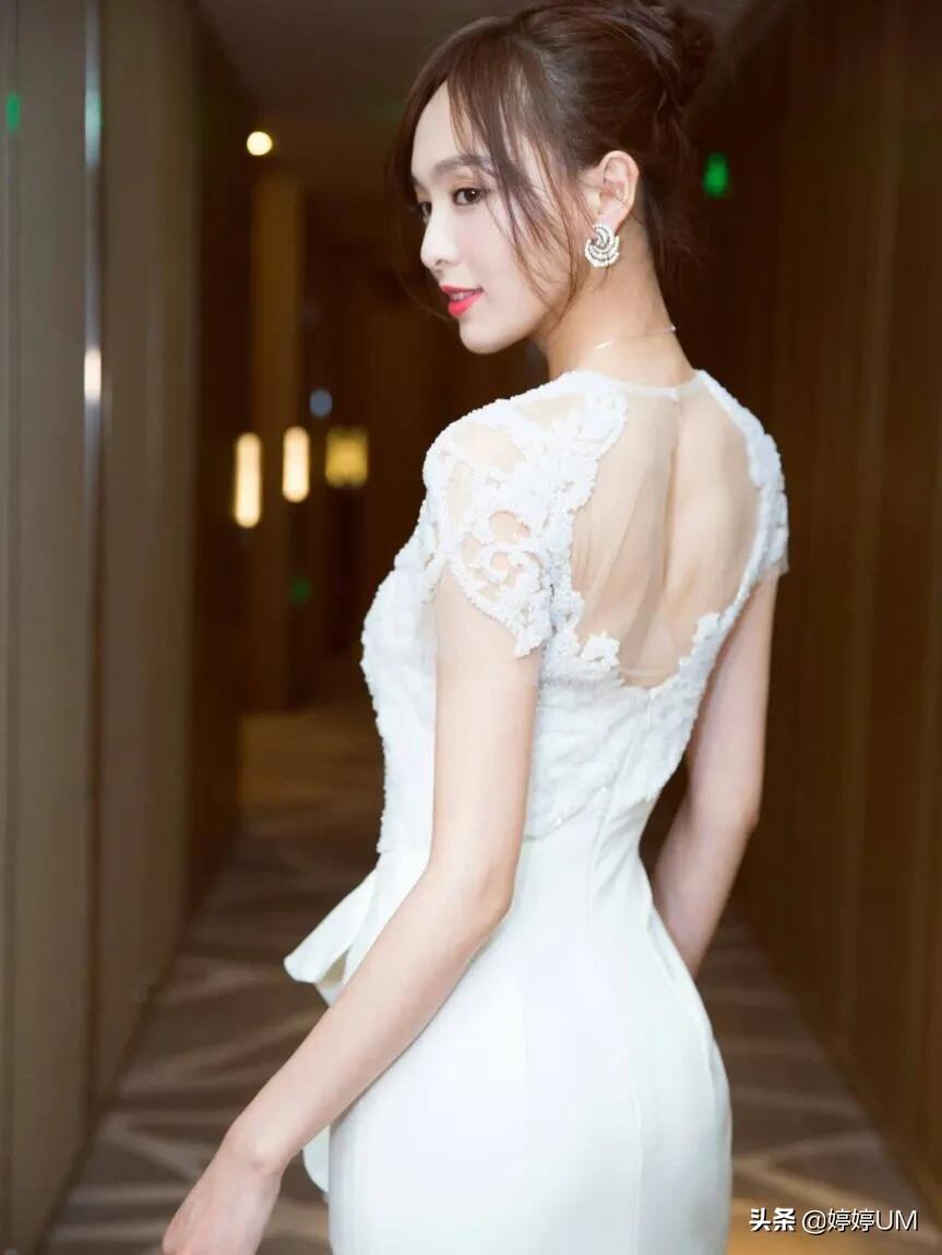 唐嫣，性感迷人、身材火辣、笑容甜美，这么好看的女人简直绝绝子