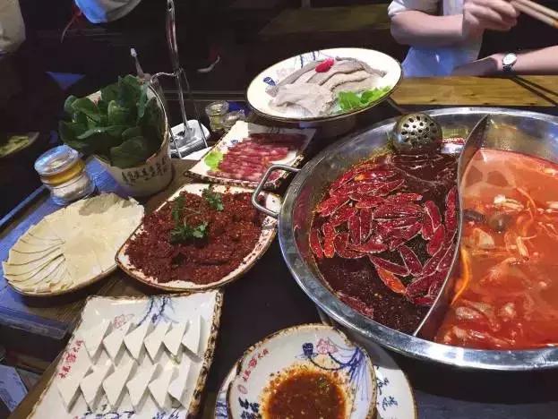 降温吃火锅是对冬天最起码的尊重,吃火锅是对冷天起码的尊重