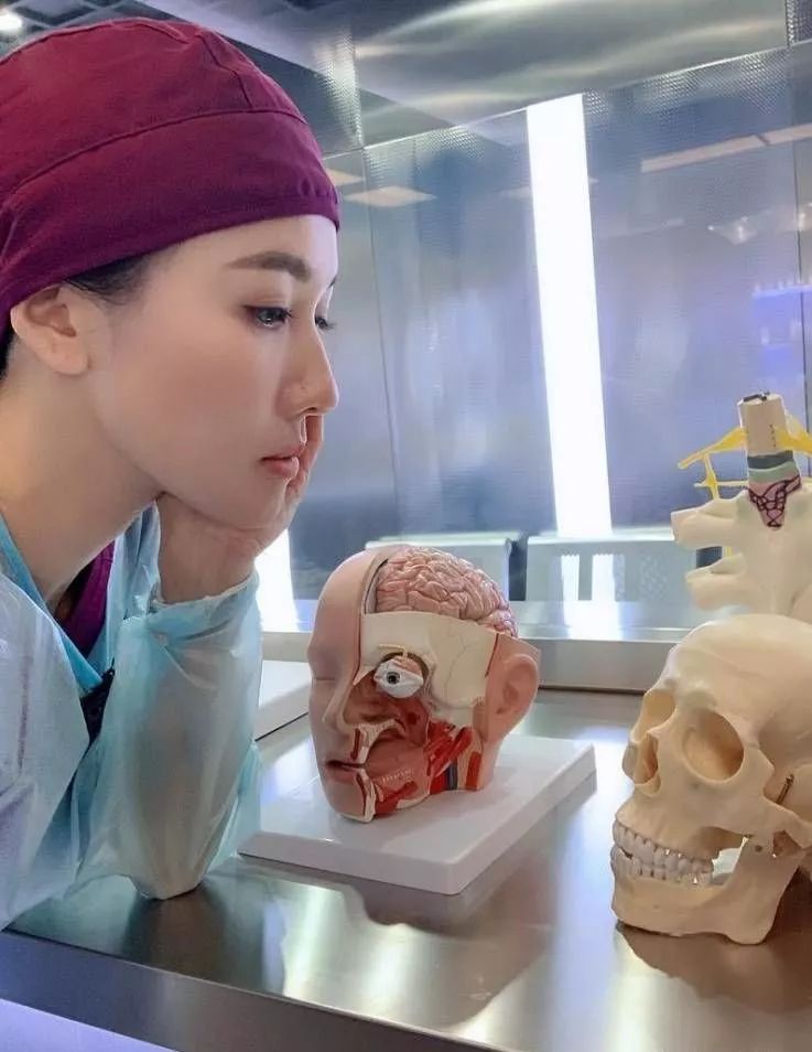 新剧中解剖裸体坦言超尴尬TVB离巢花旦表示是演艺生涯最难部分