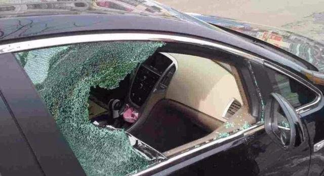 车钥匙不小心锁车里了有小妙招吗,不小心把车钥匙锁在车里怎么办