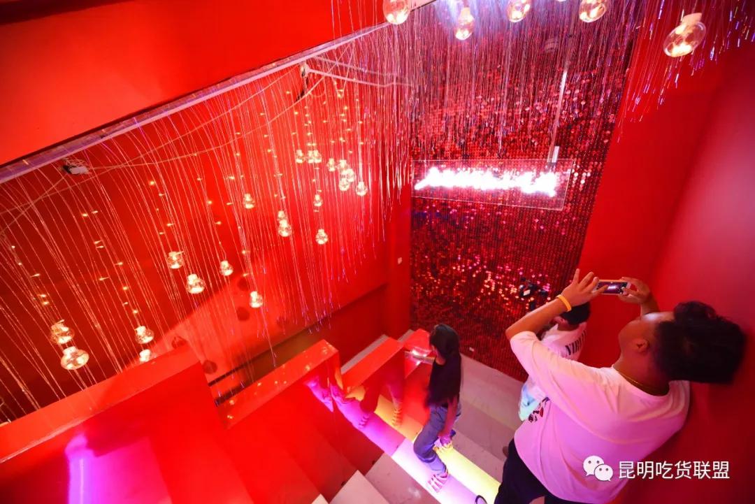 昆明的网红小吃街在哪里,昆明网红小吃城千千烧花甲粉