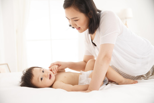 婴儿睡婴儿床的利弊,三个月独自睡婴儿床的利弊