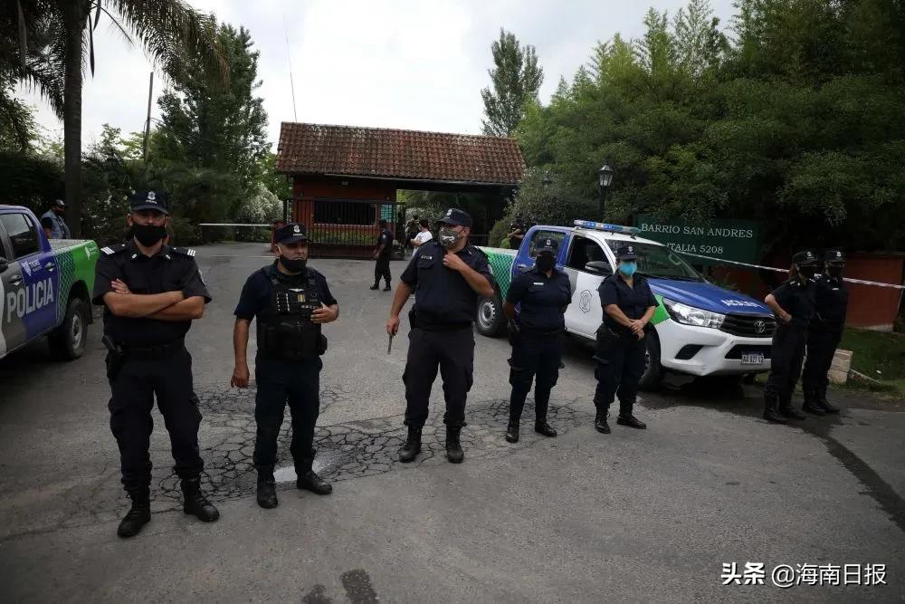 一代球王去世,一代球王马拉多纳退役