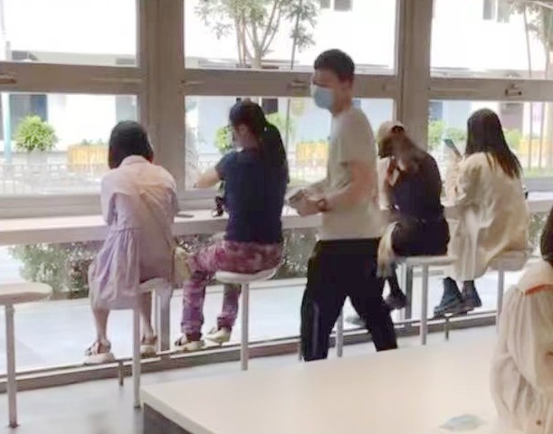 杨幂逛街被偶遇大方合影,杨幂逛街被偶遇三里屯穿搭照片